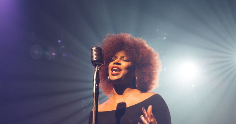 Amelia Barbar serenades audiences with ‚Peaches‘ performance at 2022 Grammys